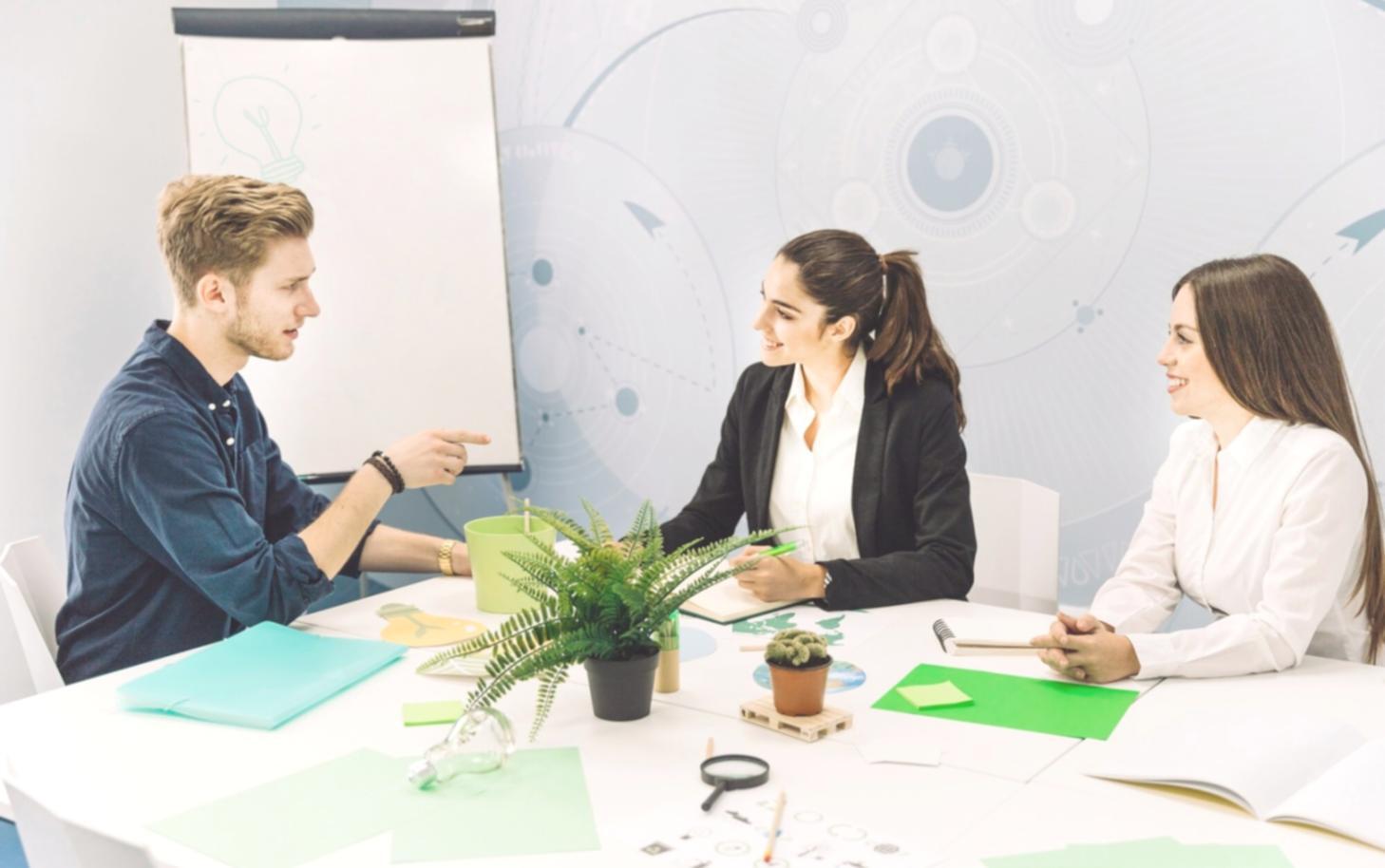 Finanzanalytiker bei der Arbeit mit Laptop und Unterlagen