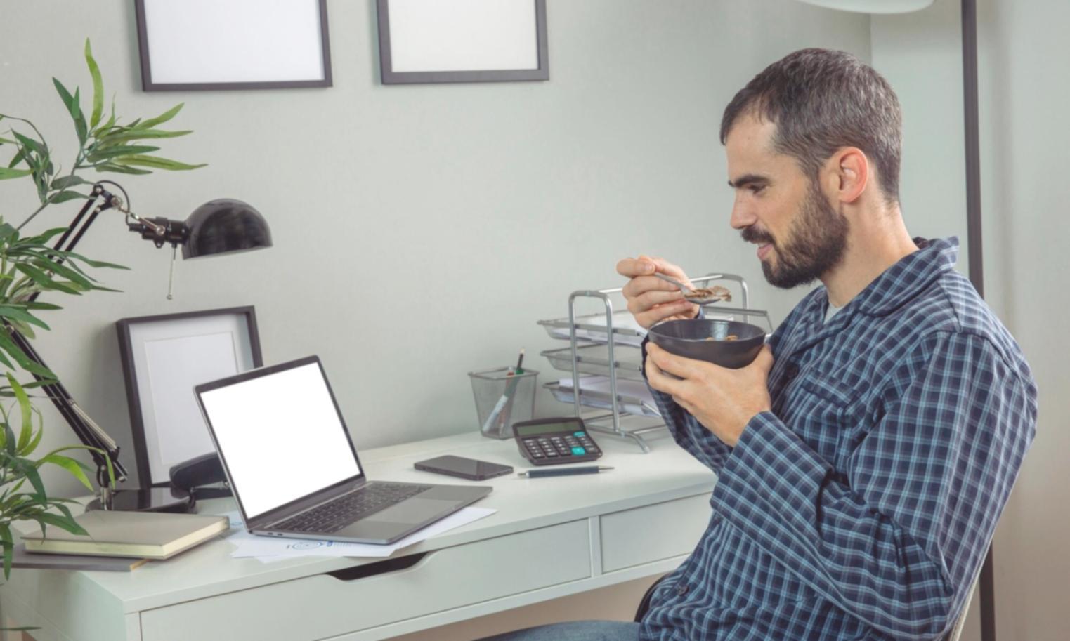 Arbeitsplatz mit Finanzberichten und Laptop zur Analyse von Unternehmensdaten