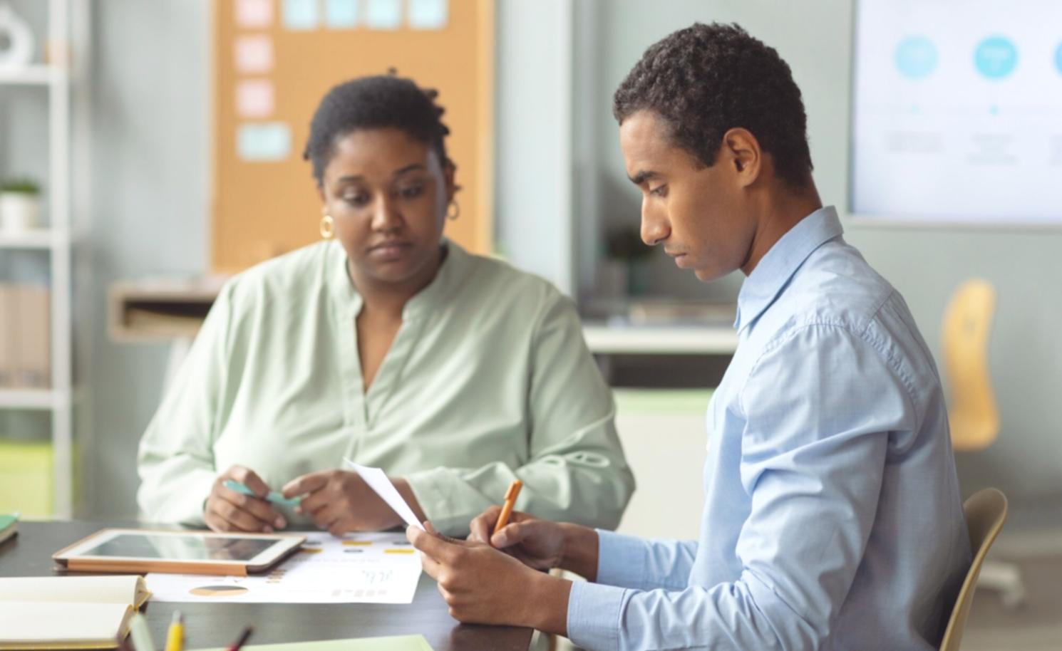 Moderner Arbeitsplatz mit Laptop und Analysesoftware für Finanztraining