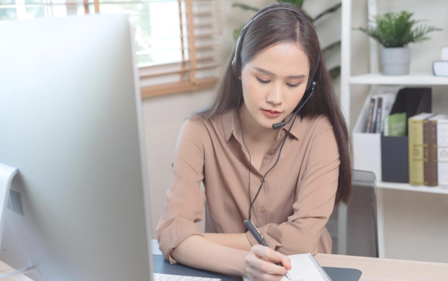 Finanzanalyse Arbeitsplatz mit Charts und Dokumenten